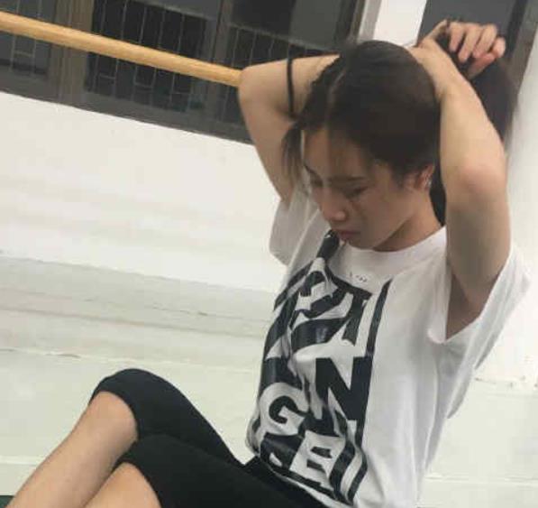 超火的华裔大学萌妹在斗鱼上直播，与三位美女主播maisao一起组成了四朵金花。她以卖胸为卖点，吸引了众多粉丝。这位素人主播与渣男学长拍摄了一段自拍视频，展示她粉嫩的肌肤和纯情的形象。视频大小为11.2G，适合绅士们观看。她的清纯外表让人联想到小白兔，但实际上她是一只妩媚的狐狸精。