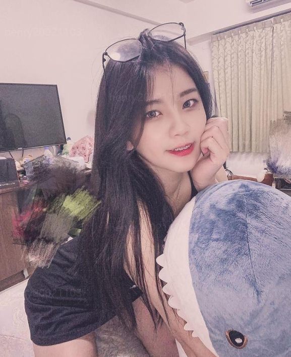 美女主持人的自拍照片，分享给宝岛情侣，共有77张照片，视频长度为2分钟，大小为821MB，可通过百度盘获取，永久链接。