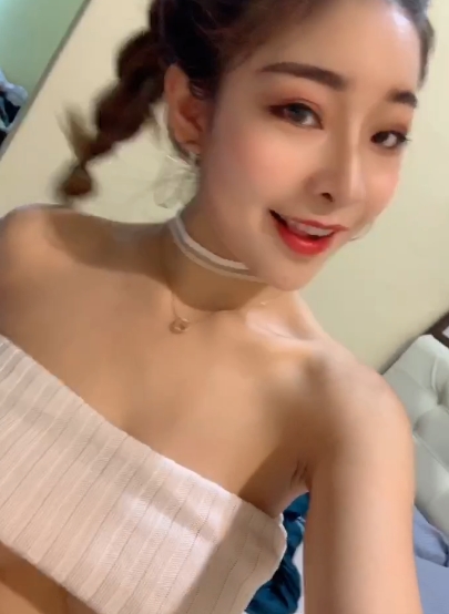 双峰露脸精选妹子脖颈皮肤保养品，玫瑰花瓣葡萄白色黑色蕾丝内衣，诱惑你的视觉享受