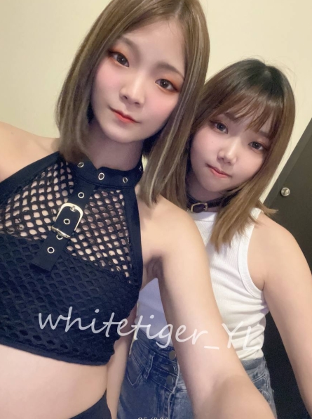 商品精选网红正妹私拍露脸照片，展示清纯与反差的魅力，适合户外活动和三人游玩，带上饮水道就娆让你充分享受这个光“阴”的时刻