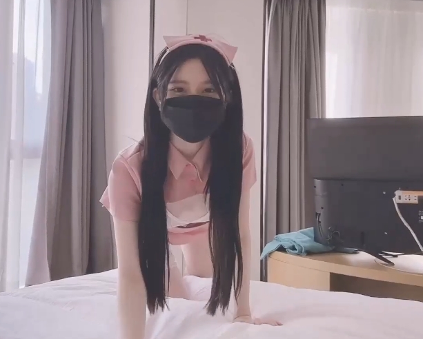 新晋校花的菠萝酱呀糖心传媒推出的当红演员，乌黑亮丽的樱桃小巧身材和雪白皮肤，穿着紧身衣衬衫的她在剧名为《心爱治疗师》的剧中扮演一位治疗师。电话预约治疗时，她穿着护士服和粉红超短裙，脚踩白丝，戴着黑色眼罩，展现出精湛的技巧和出色的演技，台词字母清晰，就像给人打针一样有效果。