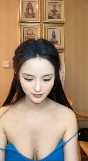 性感黑色小裤裤和蓝色吊带背心，适合闺房聊生活时穿着。