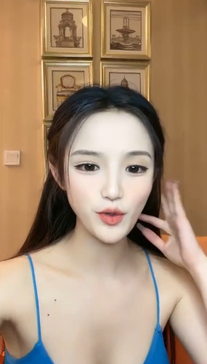 性感黑色小裤裤和蓝色吊带背心，适合闺房聊生活时穿着。