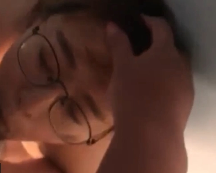 豪华公寓中的美好时光：反差白领霖霖和男友的自拍时刻，李雪儿穿着白色吊带睡衣，脱着衣服调戏老婆