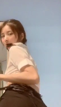 网红猫小猫在斗鱼直播中火了，展示了漂亮的舞蹈技巧，穿着黑色小短裙和白色小上衣，手持小皮鞭，充满魅力。