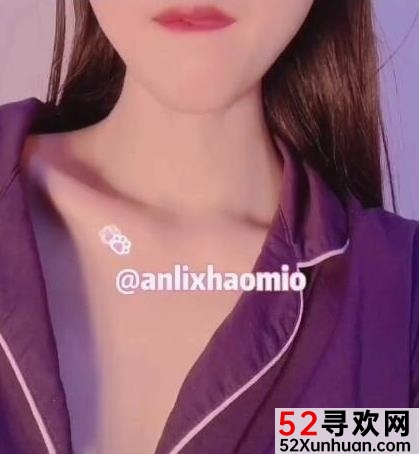 推特博主的完美舌头和小翘臀，以及蛮腰和大长腿给人一种新鲜感，快手网红的相似程度可以通过观察得出。