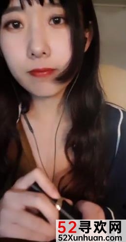 女主播A失眠R的神秘摇摆直播视频，2V高清画质，1.10GB大小，社会热议的直播平台上，穿着真丝睡衣的她散发出丰韵诱人的女人味，肌肤如同褪去衣裳的鸽王车灯般闪耀。