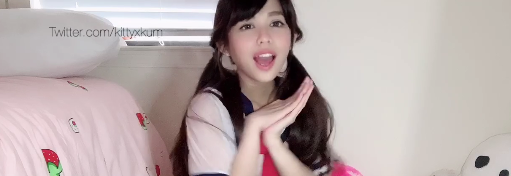 推特网红kittyxkum的视频合集：JK穿着粉色小短裙在桌子下玩游戏，男友用皮带指教，小蜜桃拍摄照片，穿水手死库水服装，玩具和床单。