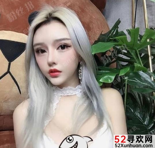 火辣泳装视频：鲨鱼女主播Lovely璐璐的独特声音和整容魅力