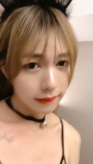 伪娘粥粥：年轻19岁的抖音网红，拥有完美身材的人妖