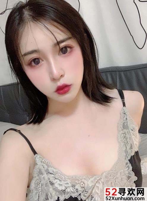 TS妍熙：上海仙女的美脚女生，颜值和身材都非常漂亮的推特网红，拥有大量粉丝，经常发布各种视频和照片。