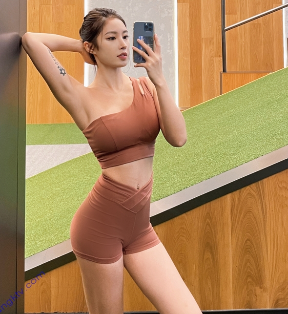 田雨诗amber：运动模特冠军的完美身材合集