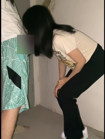 年轻小情侣在楼梯间展示嘴艺，互动玩奇妙，女友展现出了嘴上功夫