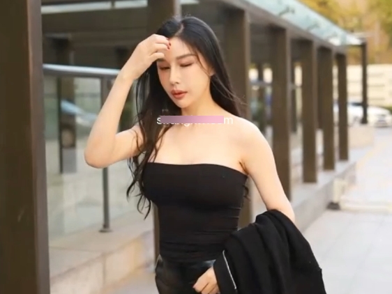 性感苗条美女田冰冰穿着泳衣在沙滩上活力四溢