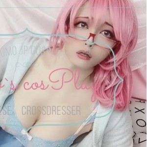 日本伪娘CoserMomo的OnlyFans睡衣布偶猫咪玩具黑色衬衫墨镜男人