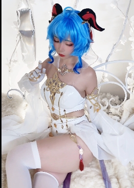 爆机少女喵小吉的12月T3新作合集，包括5套古董店人偶系列、双子系列、最强冰雪组合系列、小吉的家政服务系列、长相思系列、灼灼其华系列和72小时系列。合集大小为15.4G，提供永久链接下载，存放在百度云上。