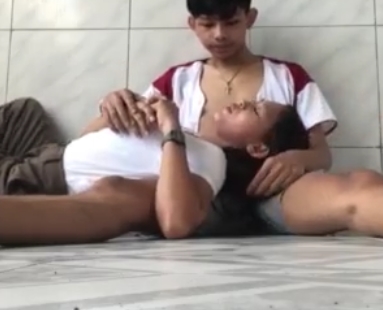 新婚夫妻自家门口四人游