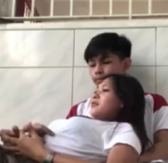 新婚夫妻自家门口四人游