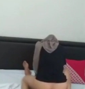 少妇与隔壁老王在酒店发生出轨事件，互动视频被上传至百度盘