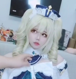 伪娘COS芭芭拉前后夹击三人游