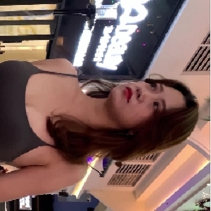 美女穿着紧身吊带裤展示完美长腿，视频分享百度云