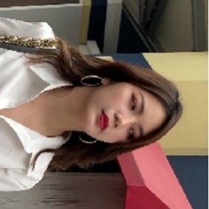 白色连衣裙：展现完美身材的美丽装扮胖臀长腿美女：性感曲线尽显的时尚女神视频百度云：畅享高清视频的云端娱乐平台