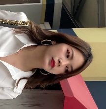 白色连衣裙：展现完美身材的美丽装扮胖臀长腿美女：性感曲线尽显的时尚女神视频百度云：畅享高清视频的云端娱乐平台