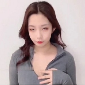 反差婊：反差婊妆容教程，打造不一样的形象辉夜姬：辉夜姬风格连衣裙，优雅华丽的夜宴装扮怼脸上：怼脸上的护肤品推荐，解决肌肤问题的有效方法嘴艺：嘴艺训练班，提升口才