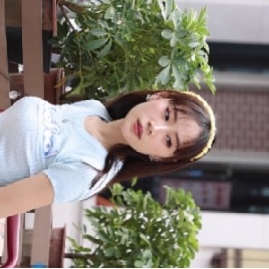 美女穿着丝袜的短裙展示长腿，视频分享在百度云上