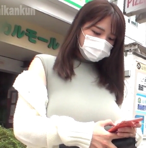 美女痴汉跟拍1v1，波涛汹涌的大罩杯商品