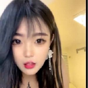 童颜美女大罩杯纹身