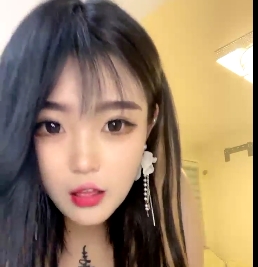 童颜美女大罩杯纹身