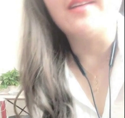 电信公司白领客服开直播展示风情万种，3.8GB流量