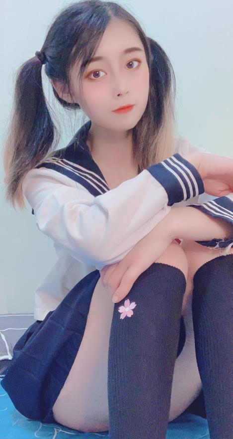 粉嫩妹子穿丝袜私拍