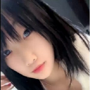 搬运80多斤苗条妹妹在飞机场展示粉某处，翘起屁屁扒拉神秘处的特写