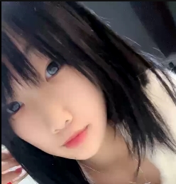 搬运80多斤苗条妹妹在飞机场展示粉某处，翘起屁屁扒拉神秘处的特写