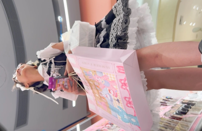 洛麗塔透明内美女一刻鍾零距離欣賞