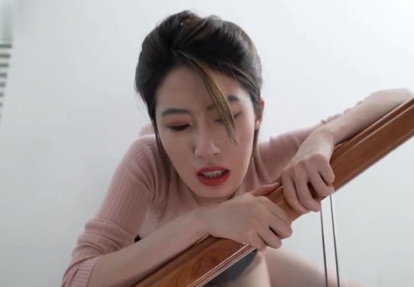 空姐和副机长在同一飞机上共事，他们的丈夫则在不同楼层。