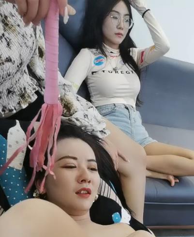 大学生沦陷：女同学同时露脸营业