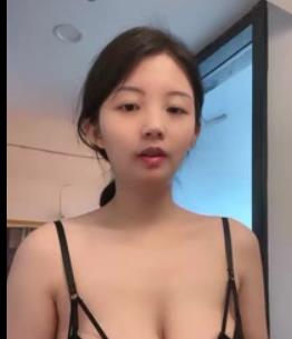 性感女王用鞭子抽打粉丝的美女项圈