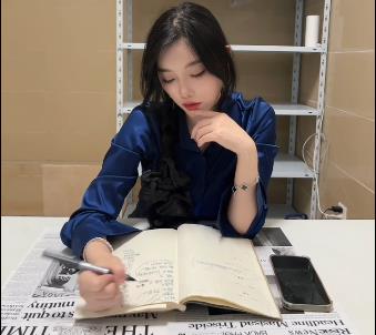 [商品标题]秀人网套路婊白嫩大长腿美女补课1V-888M[增加细节]秀人网套路婊白嫩大长腿美女补课1V-888M-极致诱惑，绝美大长腿美女，白皙嫩滑肌肤，1V-888M高清视觉享受