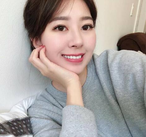 高颜值的新闻系学生征服了IG网红，推出了30V-2G商品