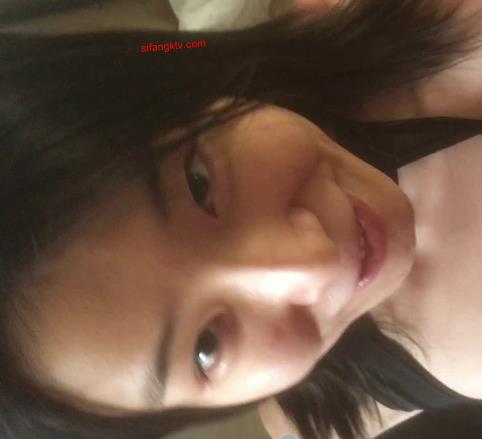 大罩杯烧货：关于大罩杯的烧货信息，主要是关于何惠在留学美国期间的吃瓜档，其中涉及到露脸的情况，使用的是12V电源，容量为3.8G。