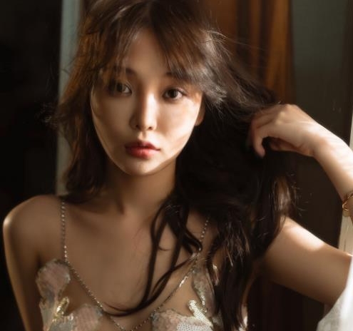 高端摄影师拍摄的超唯美玫瑰娅幺幺茶私拍照片，散播出去的作品