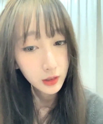 精选校花黑丝JK服装无屏障C出水1v687MB百度云