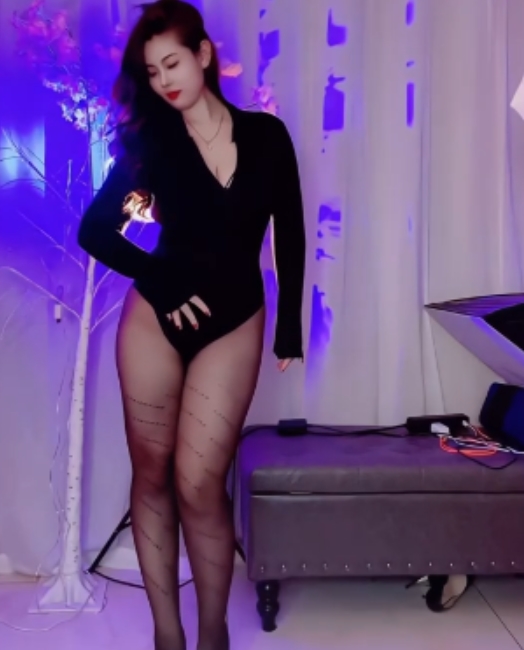 自行打包的快手百万网红安妮朵朵最新定制视频