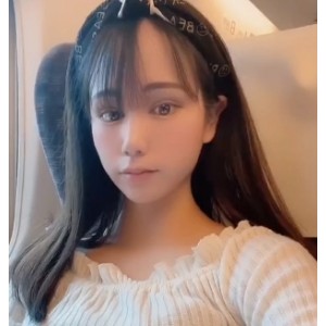 神秘处美女高铁上的漂亮馒头