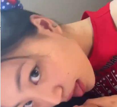 漂亮美眉自拍视频，表情丰富，吃鸡技术高超，用嘴帮洋男友用嘴