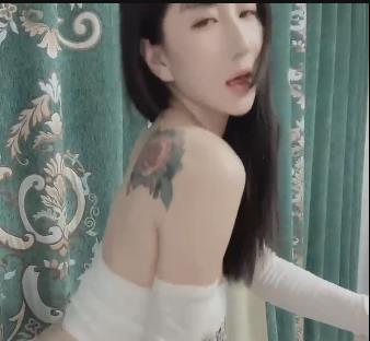 花椒直播：活力主播小芳，定制礼物奖励，年轻女性在线娱乐