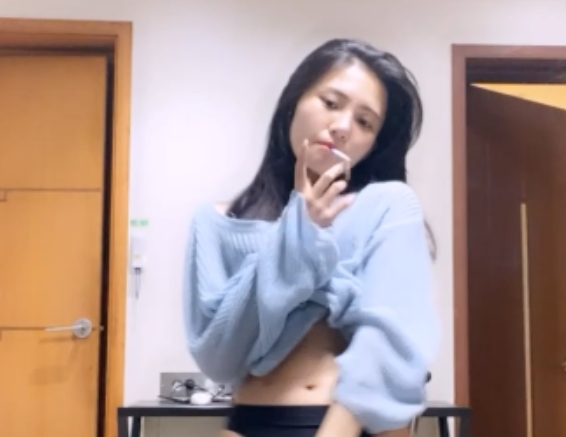 土豪重金定制：身材无敌美女姐妹花出租房给力PK热舞8V1.23G百度盘